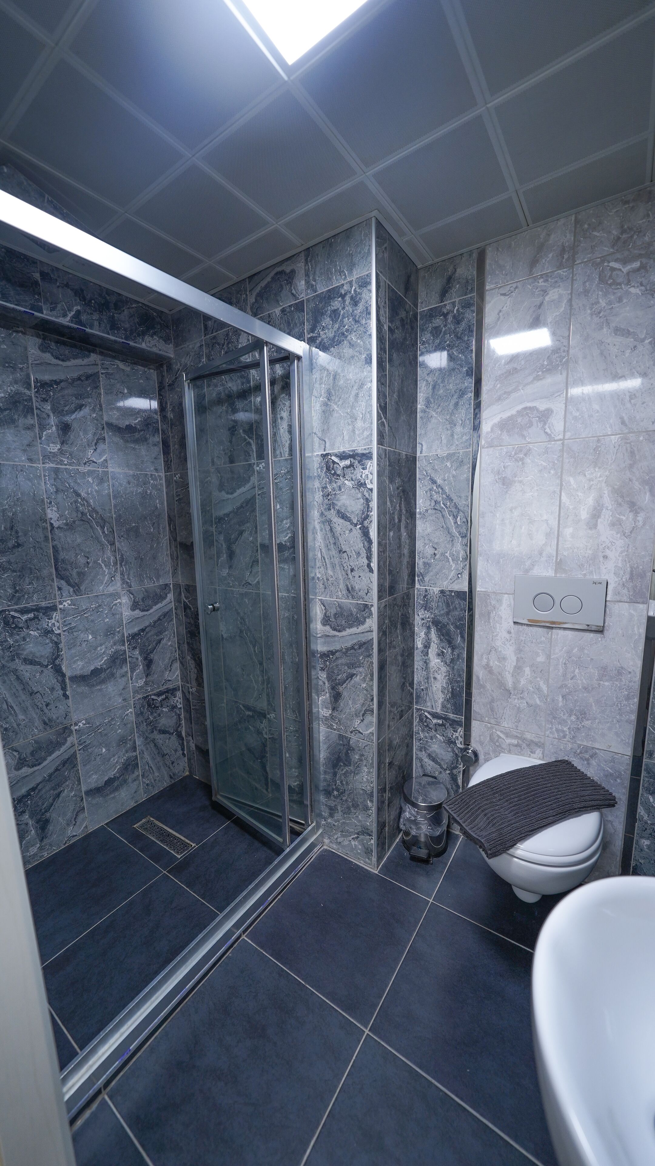 Chambre Double Ville | Salle de bain | Douche, douche à « effet pluie », sèche-cheveux, peignoirs