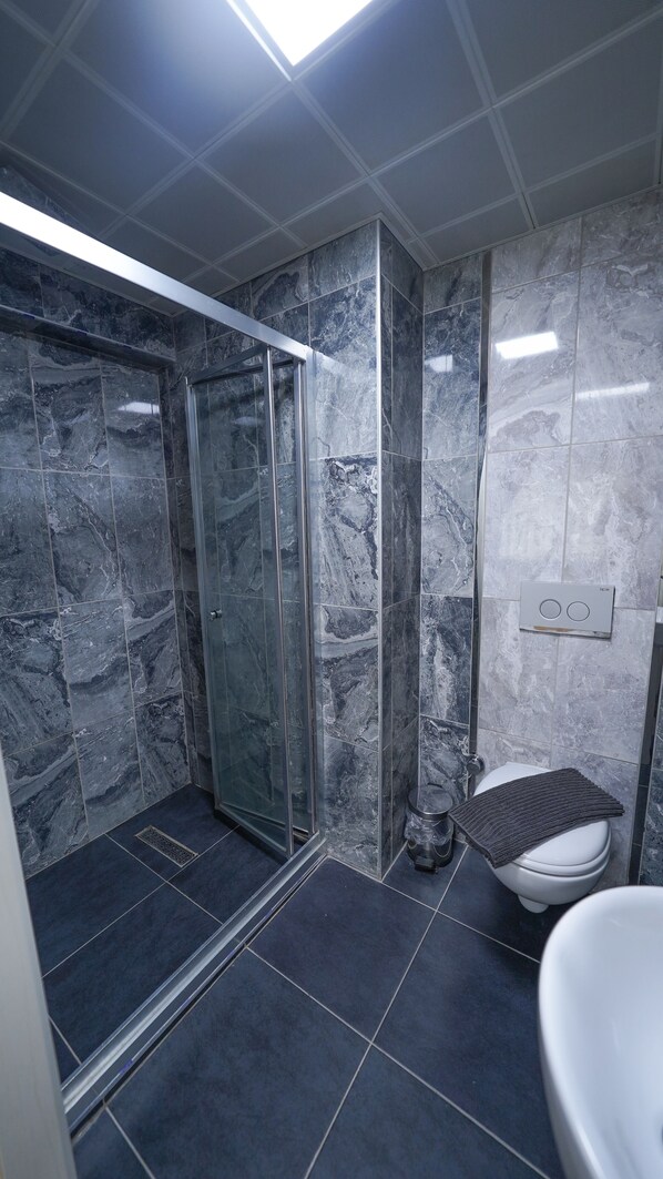 Habitación City doble | Baño | Ducha, cabezal de ducha tipo lluvia, secador de pelo y albornoces