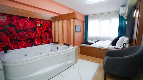 Exclusive Room, 1 Double Bed | Minibar, soundproofing, iron/ironing board, free WiFi
