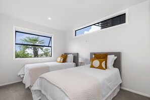 4 bedrooms, iron/ironing board, WiFi