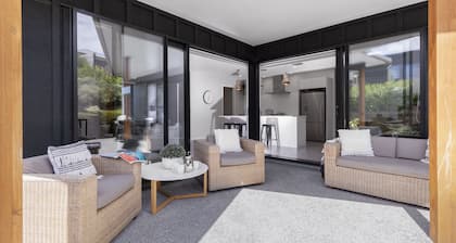 Stylish Villa Escape - Matakana Holiday Home