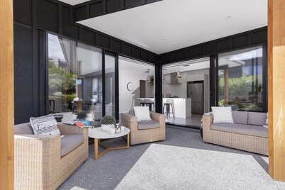 Stylish Villa Escape - Matakana Holiday Home