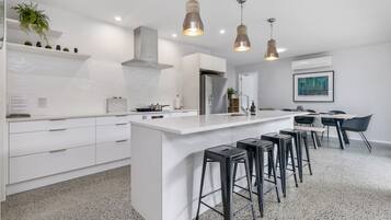 Réfrigérateur, micro-ondes, lave-vaisselle, grille-pain