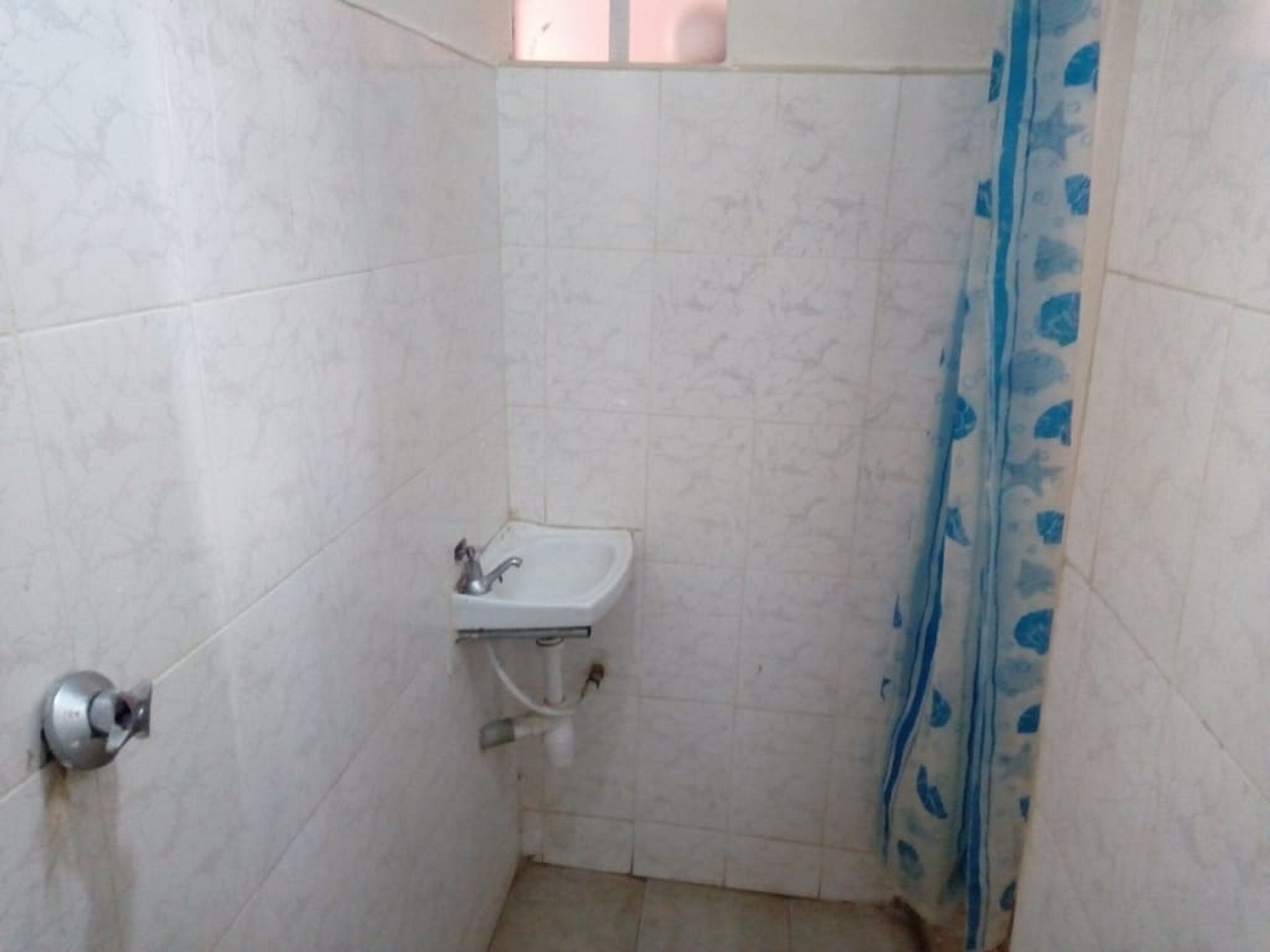 Ducha, cabezal de ducha tipo lluvia, toallas, jabón