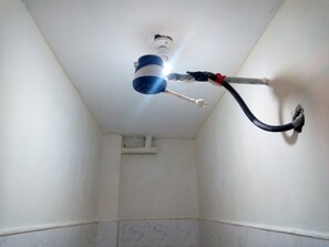 Standard Room | Bathroom shower - Silverstone Park Bar & Guest House (Nairobi)