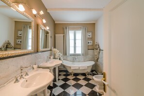 Bathtub, jetted tub, hair dryer, bidet - Live the high life in Lake Como in a period villa with lake view & private pool (Menaggio)