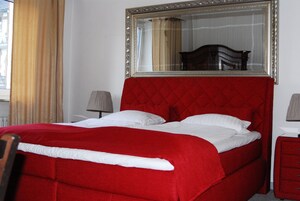 Escritorio, wifi gratis y ropa de cama 