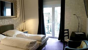 Escritorio, wifi gratis y ropa de cama