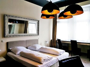 Desk, free WiFi, bed sheets - Wasserturm Hotel (Mannheim)