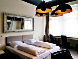 Escritorio, wifi gratis y ropa de cama 