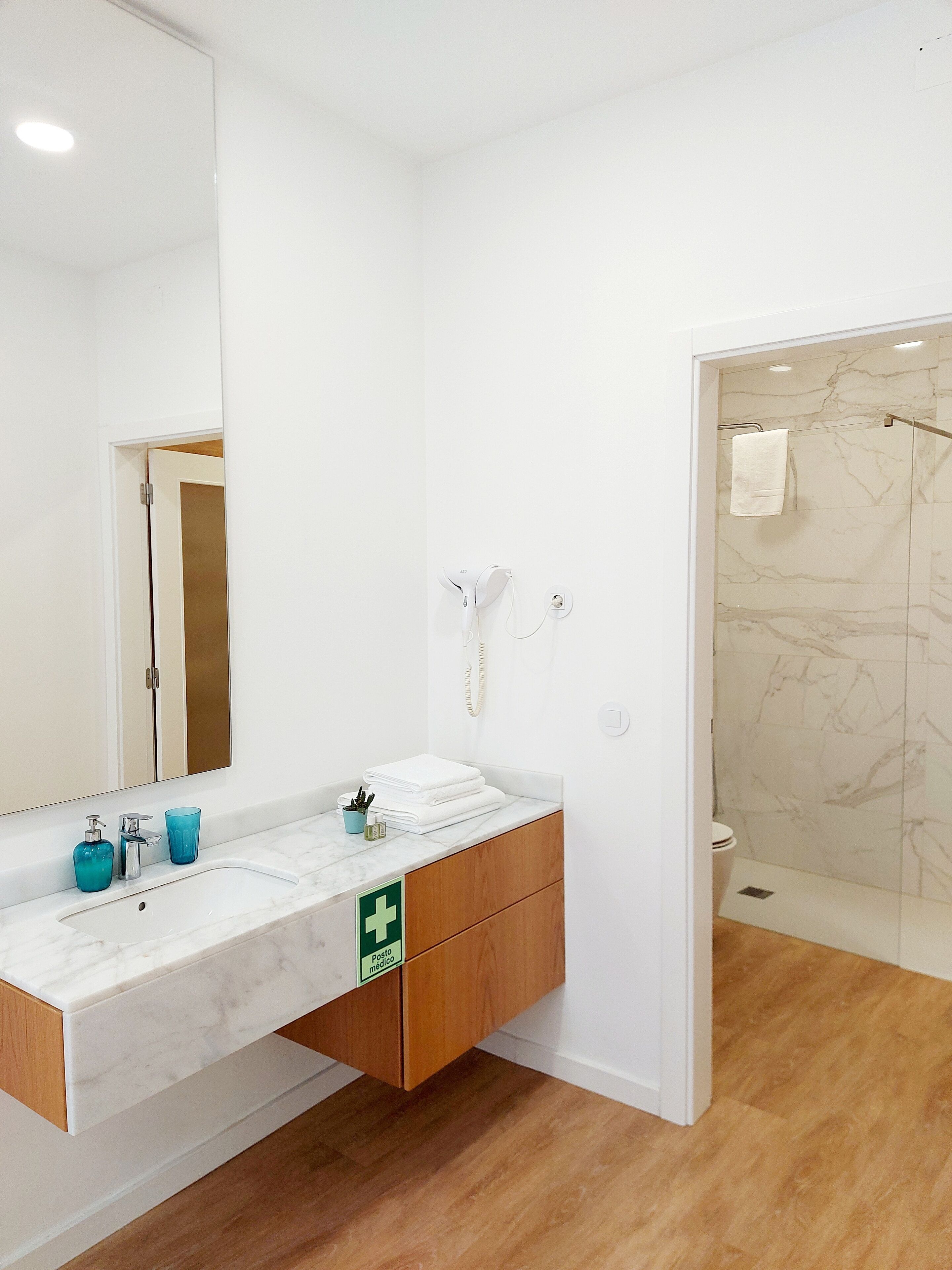 Lejlighed - 1 soveværelse - stueetage | Badeværelse | Bruser, brusehoved med spredningseffekt, hårtørrer, håndklæder