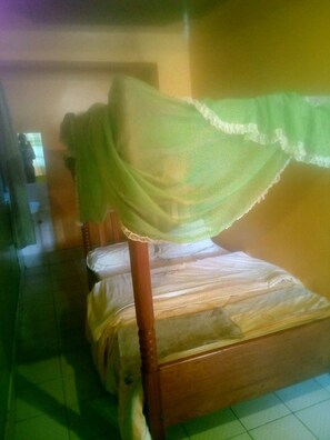 Double Room Single Use | Desk, free WiFi, bed sheets - Tripple Arrow Guest House (Nairobi)