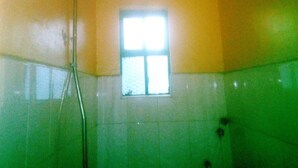 A bathroom with a window, a shower, and a light fixture. - Tripple Arrow Guest House (Nairobi)
