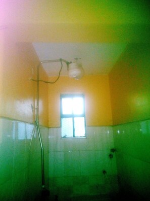 Double Room Single Use | Bathroom shower - Tripple Arrow Guest House (Nairobi)