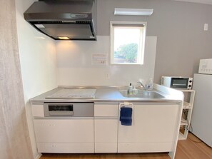 冷蔵庫、電子レンジ、コンロ、調理器具と食器