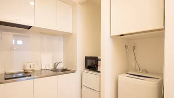 Frigorifero, microonde, piano cottura, pentole/stoviglie/utensili