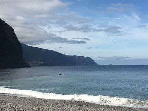 På stranden