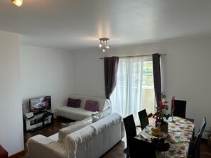 TV, books - APARTAMENTO FÉRIAS FELIZES (Funchal)