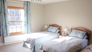 Habitación familiar con 1 cama matrimonial o 2 individuales | Cunas gratuitas, camas extra y wifi gratis 