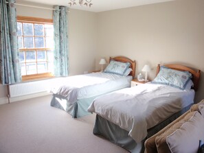 Family Double or Twin Room | Free cots/infant beds, rollaway beds, free WiFi - Isabelle's House (Holt)