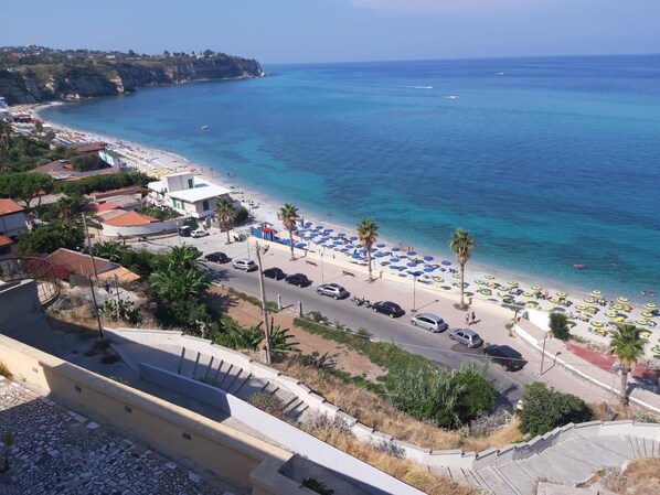A coastal road with beachside parking and umbrellas. - Appartamenti a Tropea (Tropea)