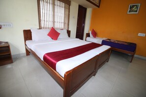Hypo-allergenic bedding, desk, free WiFi