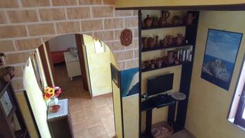 Apartemen Panorama, 1 kamar tidur, teras, pemandangan laut | Area keluarga | TV layar datar