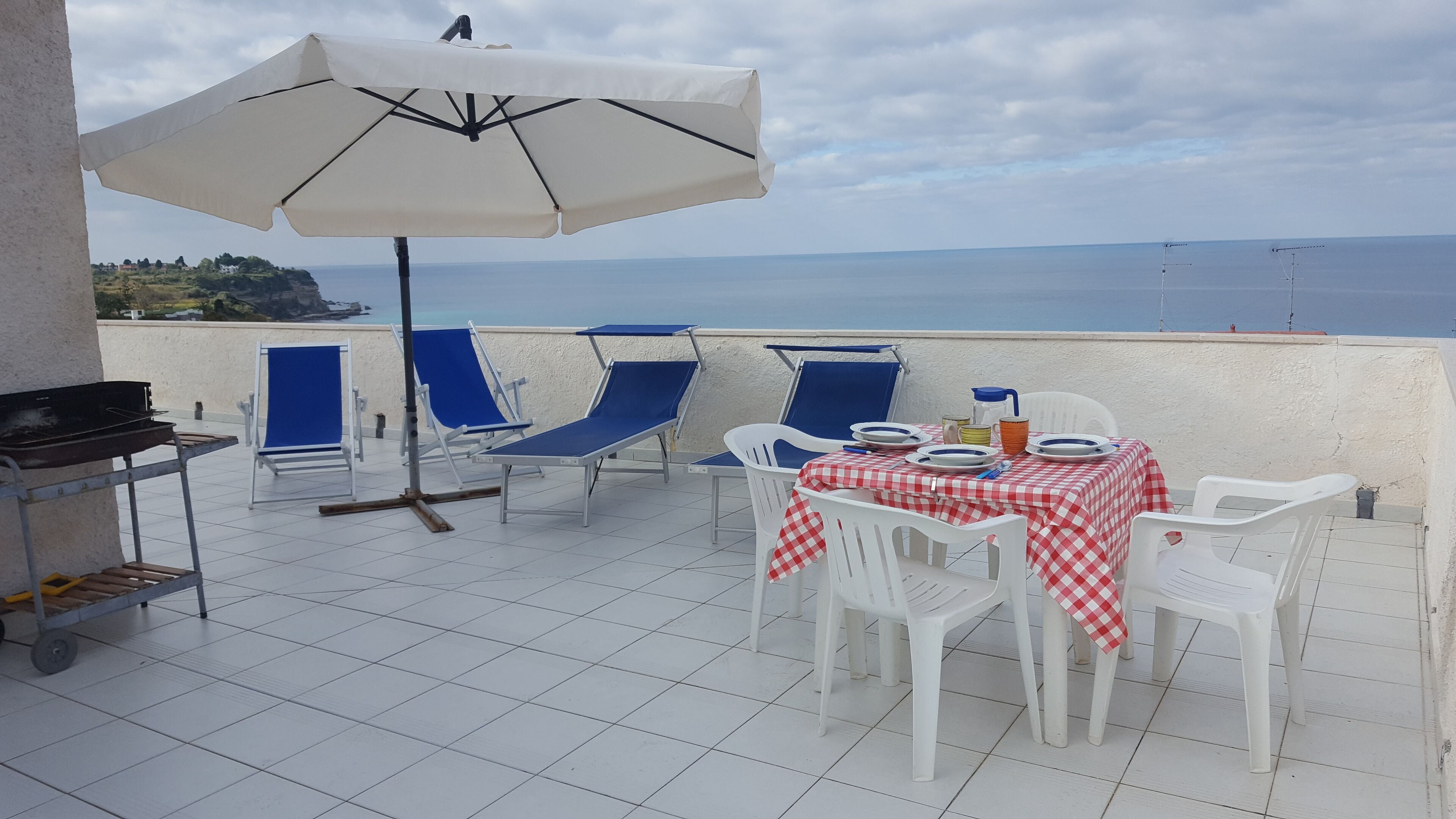Panoraamahuoneisto, 1 makuuhuone, terassi, merinäköala | Terassi/patio