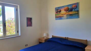 Vila Panorama, 2 kamar tidur, pemandangan laut terbatas, area taman (Villa Faro n 1) | 2 kamar tidur dan didekorasi berbeda-beda