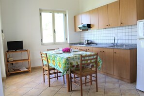 Grand réfrigérateur, four, plaque de cuisson, machine à expresso