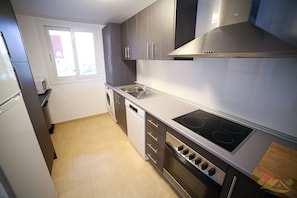 Réfrigérateur, four à micro-ondes, un four, surface de cuisson