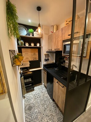 Fridge, microwave, stovetop, coffee/tea maker