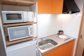 Fridge, microwave, stovetop, cookware/dishes/utensils