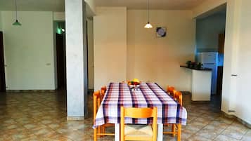 Villa, 2 Bedrooms, Garden View (Villa Cecile piano terra) | In-room dining