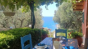 Mesa lista para comer con vista al mar.