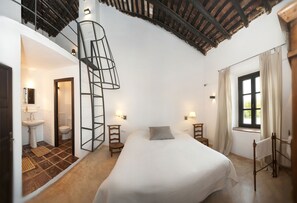 3 bedrooms, iron/ironing board, travel cot, free WiFi