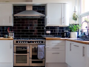 Oven, dishwasher - ⌘Beautiful family home - Penny Lane⌘ (Liverpool)