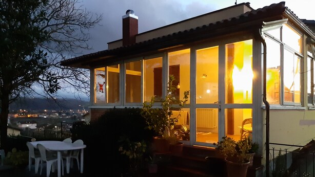 A house with a patio area, a dining table, and potted plants. - Vacation House Rita in green Umbria (Gubbio)