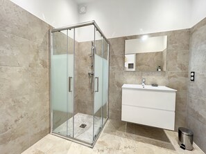 Bathtub, free toiletries