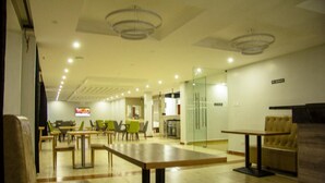朝食、ランチ、ディナーに営業