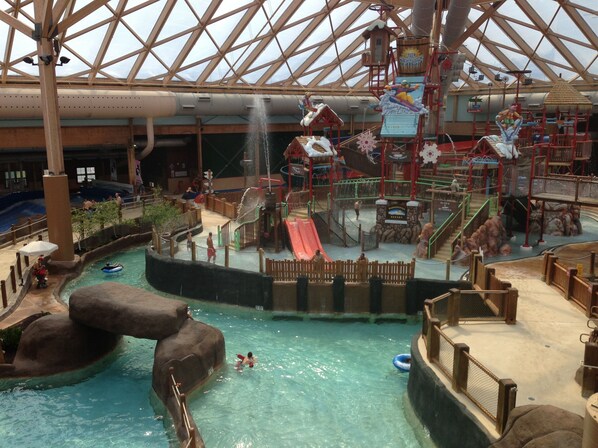 Indoor pool, outdoor pool - Massanutten Resort Killy Court Waterpark beautiful hiking on Skyline Drive (McGaheysville)