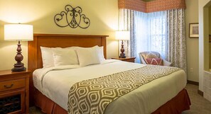 2 bedrooms, iron/ironing board, Internet, bed sheets - UpScale Resort with Outdoor Heated Pool with a waterslide and a poolside bar, tennis court and gym (Peoria)