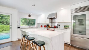 Mikrobølgeovn, ovn, kokeplater og kaffetrakter/tekoker