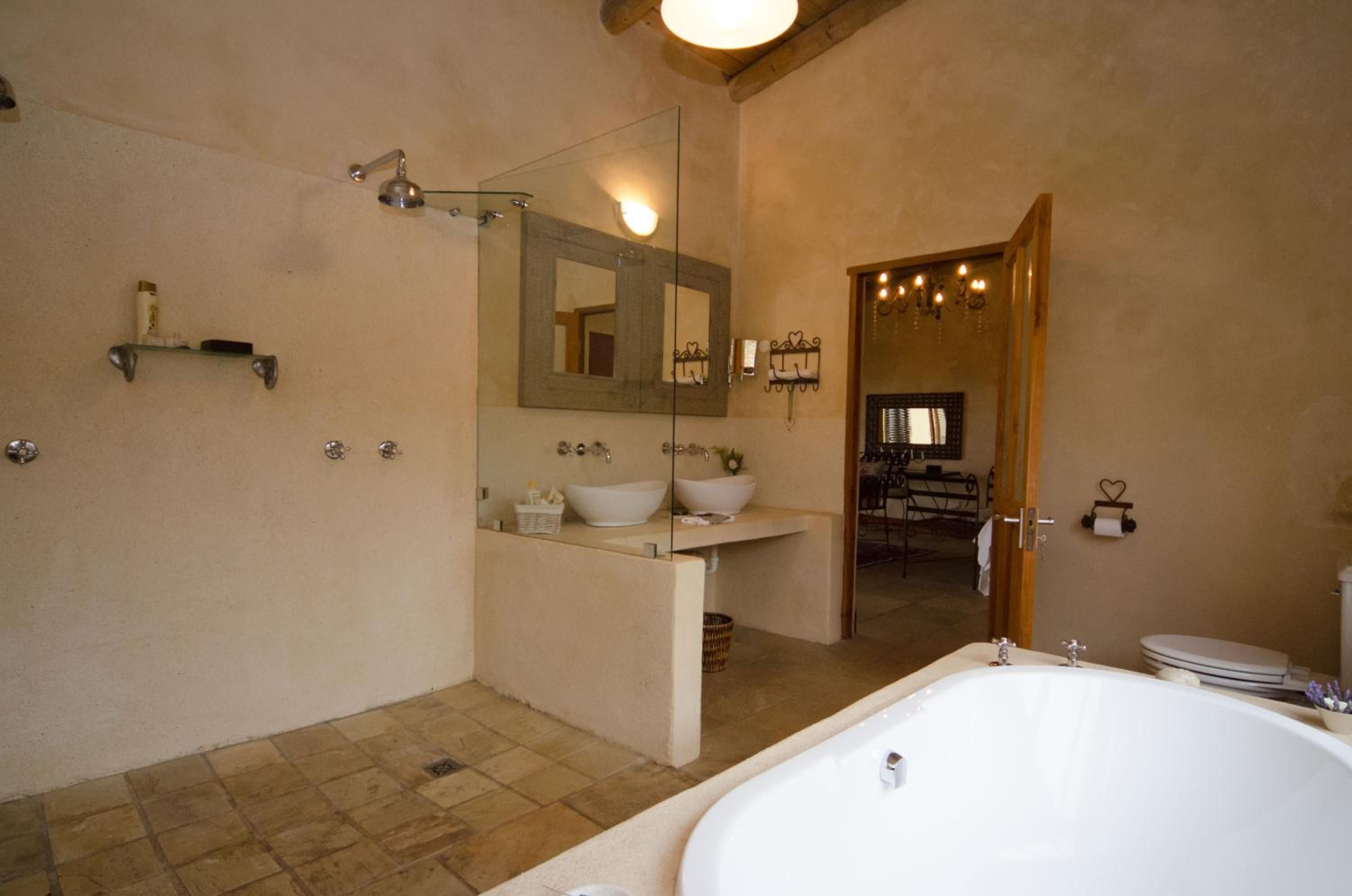 Habitación de lujo doble (Hillside) | Baño | Ducha, artículos de higiene personal gratuitos y secador de pelo