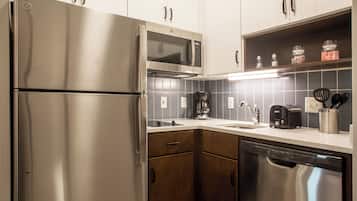 Studio Suite, Kitchen | 1 bedroom, free cribs/infant beds, free WiFi, bed sheets