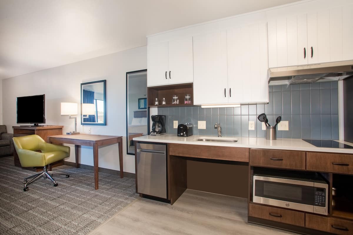 Studio Suite, 2 Queen Beds, Accessible Bathtub, Kitchen (Communications) | 1 bedroom, free cots/infant beds, free WiFi, bed sheets