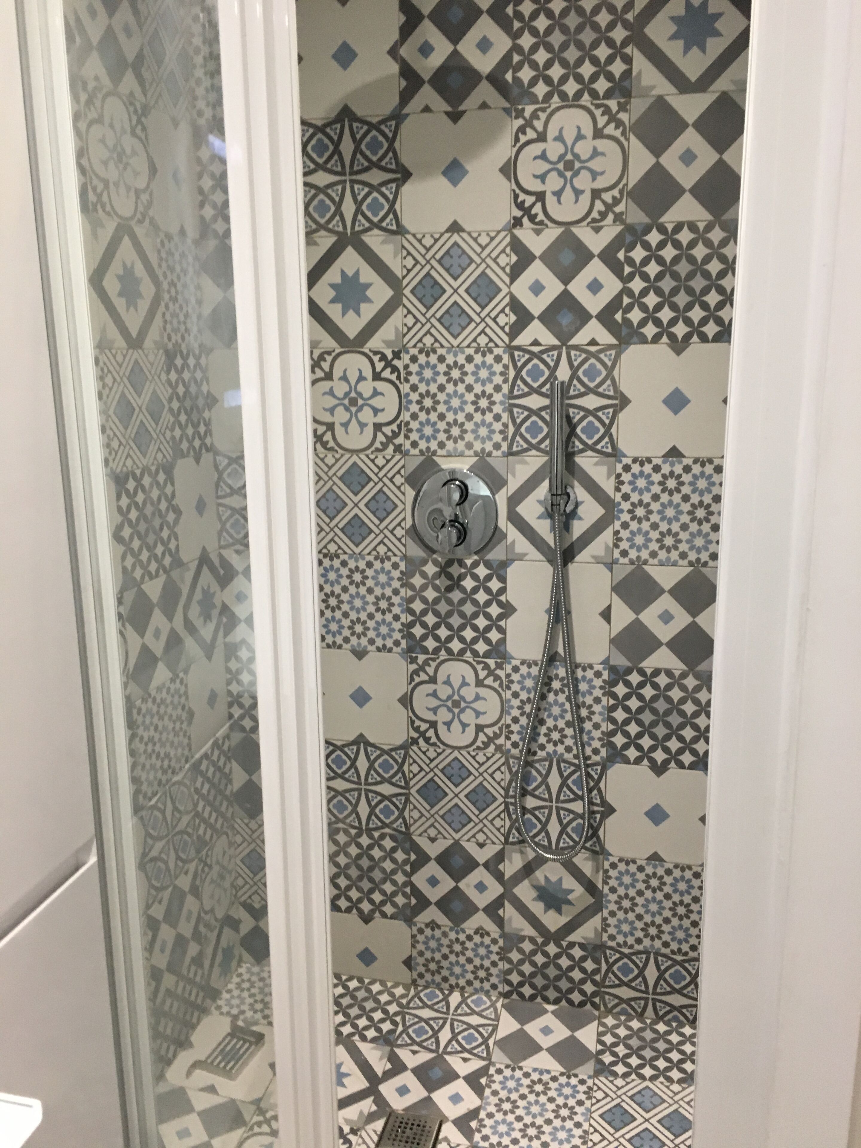 Douche, sèche-cheveux, serviettes fournies, savon