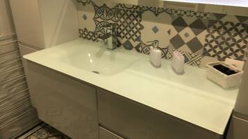 Douche, sĂšche-cheveux, serviettes fournies, savon