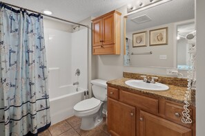 Combined shower/bathtub, jetted bath, hair dryer, towels