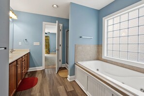Combined shower/tub, jetted tub, towels - Large family home w/private pool, game room & hot tub in North Myrtle Beach (North Myrtle Beach)